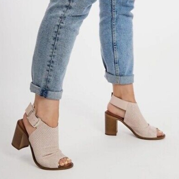 🩶 Peep Toe Sandals 🩶 - Picture 6 of 7